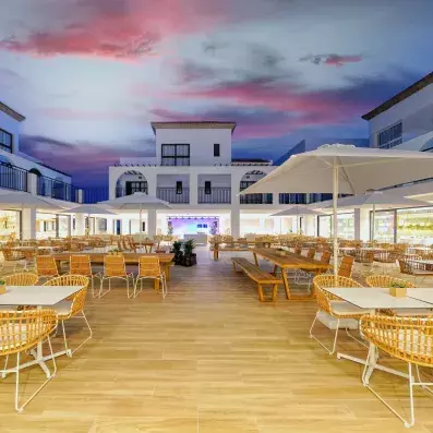 terrasse extérieure avec tables et fauteuils