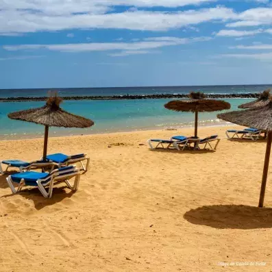 transats et parasols sur la plage vue sur la mer