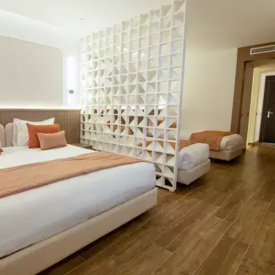 Chambre familiale avec un lit double et deux lits simples