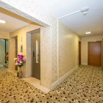 couloir avec ascenseur 