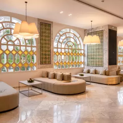 Haul de l'hôtel avec grands canapés 