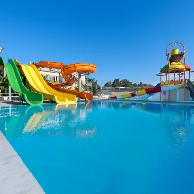 piscine avec toboggans 