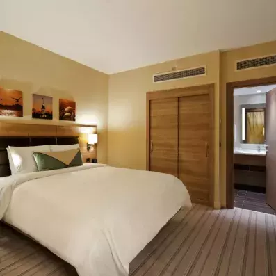 chambre avec un lit double et porte accédant à la salle de bain