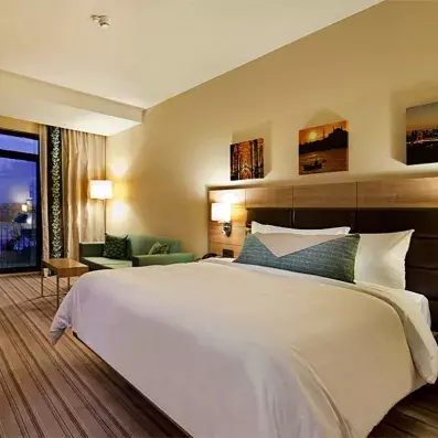 chambre avec un grand lit double et un canapé