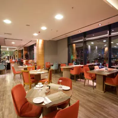 salle de restaurant avec tables et chaises