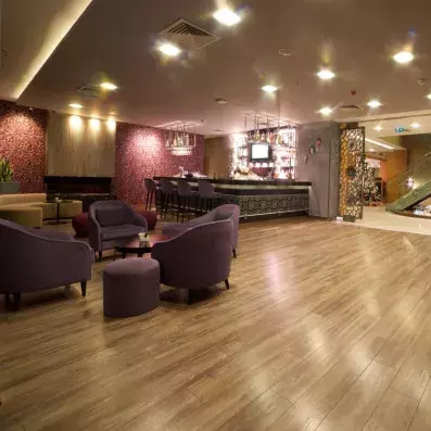 bar avec son comptoir et fauteuils