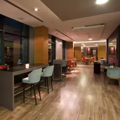 bar avec comptoir et chaises hautes