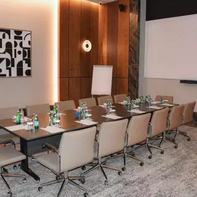 salle de conférence avec écran et matériels