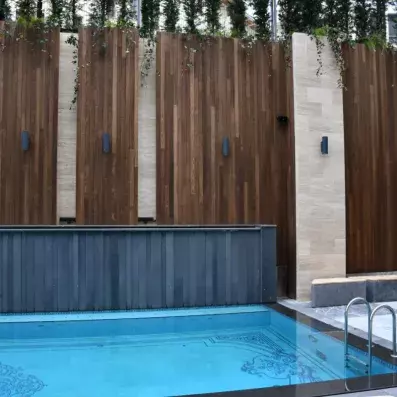 espace de détente avec une piscine intérieure 