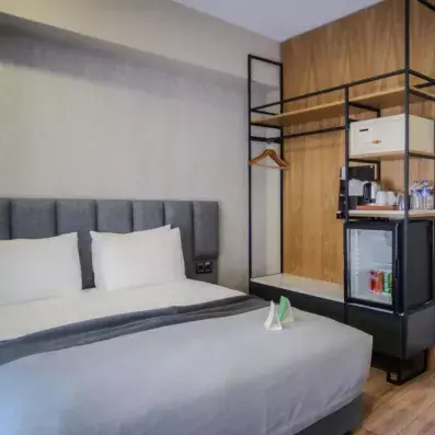 chambre avec un lit double et une étagère