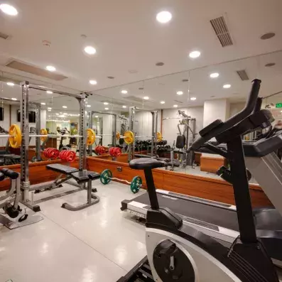 salle de fitness avec machines de musculations