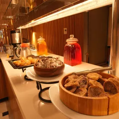 détails du buffet dans la salle de restaurant