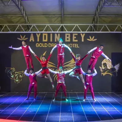 spectacle de gymnastique coloré sur scène 
