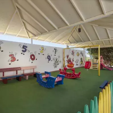 mini club avec pelouse verte et des jeux enfants