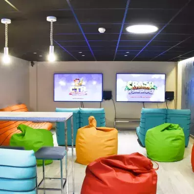 espace pour enfant avec télévision et poufs