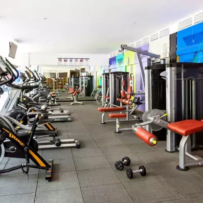 salle de fitness avec machines de musculations