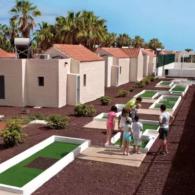 terrain de mini-golf en extérieur