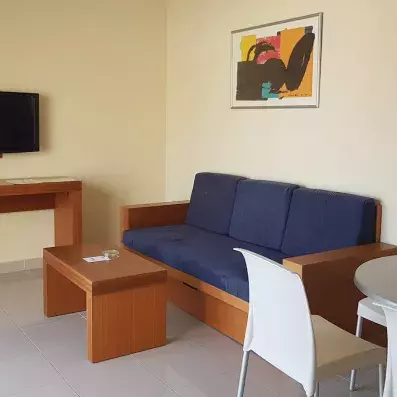 espace salon dans la chambre