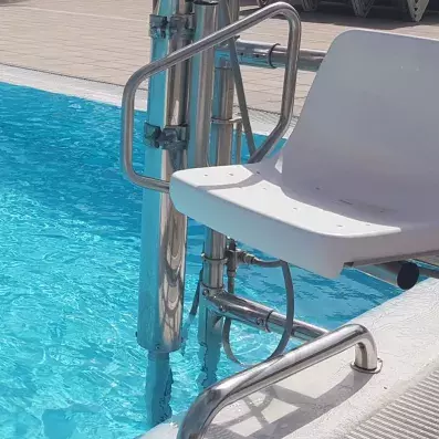 piscine avec siège adapté pour pmr