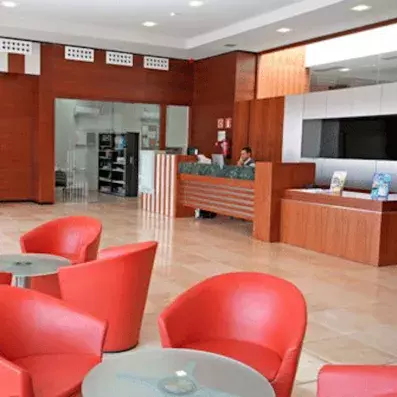 hall d'entrée avec sièges et tables