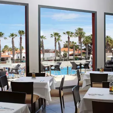 restaurant buffet vue sur la piscine 