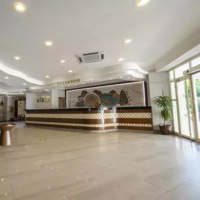 entrée de l'hôtel avec comptoir de réception