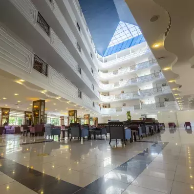 grand espace du hall d'entrée avec chaises bleue 