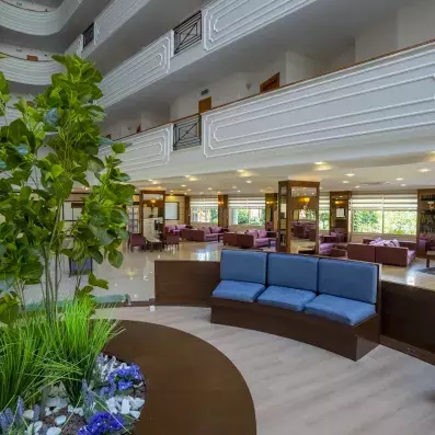 fauteuil bleue et plantes au milieu de l'entrée de l'hôtel