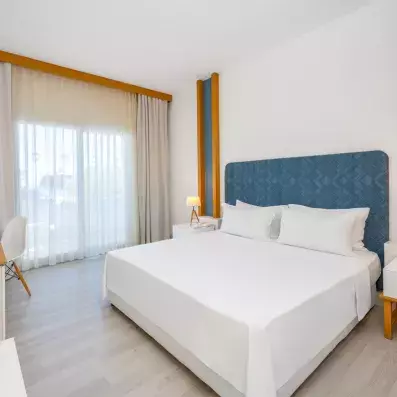 chambre avec un lit double et balcon