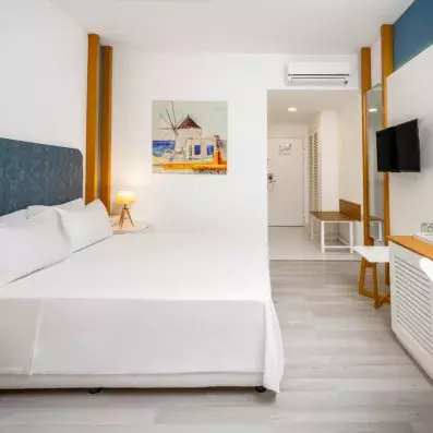 chambre avec un lit double et télévision murale