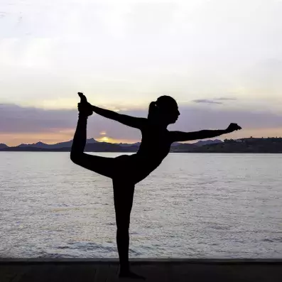 personne fessant du yoga en plein air vue sur la mer