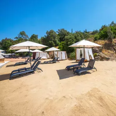 vue de la plage avec des transats et des parasols 