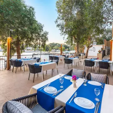 restaurant avec tables dressées extérieur