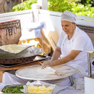 femme fessant des gozleme en extérieur