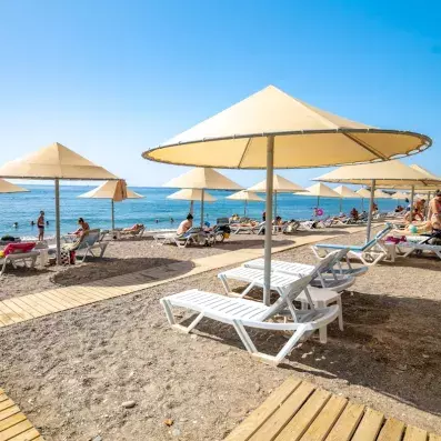 plage avec transats et parasols 