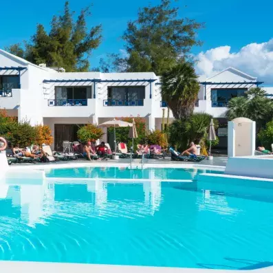 piscine extérieure avec transats 