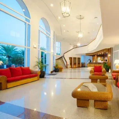 hall d'entrée avec canapés et fauteuils