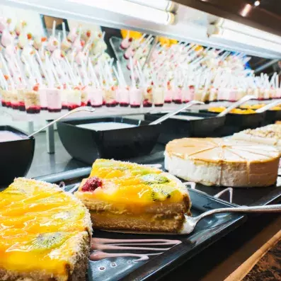 buffet de différents desserts