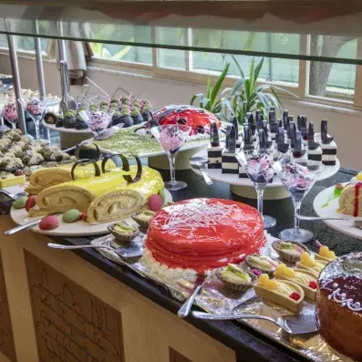buffet avec pâtisseries dont différents gâteaux