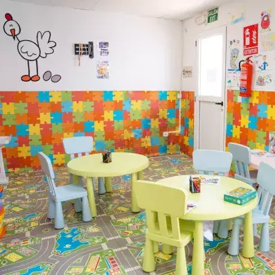 miniclub pour enfants avec tables et chaises
