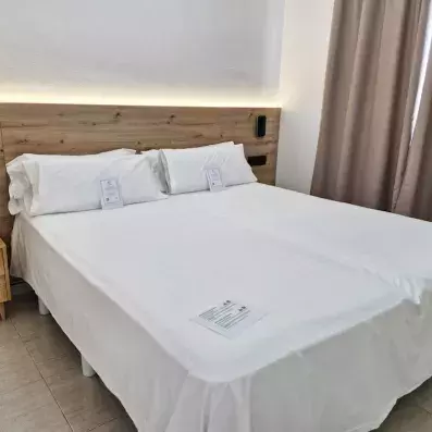 chambre avec un lit double 