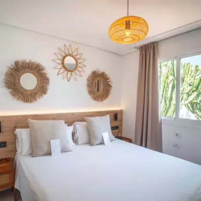 chambre avec un lit double et fenêtre 