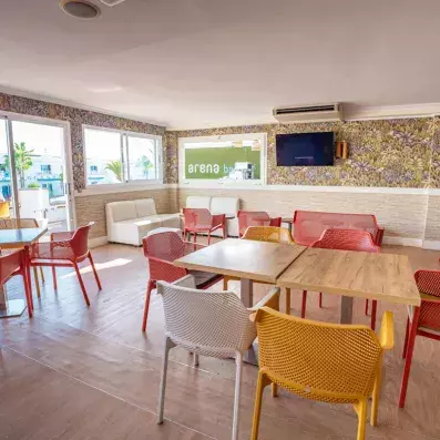 bar intérieur avec télévision