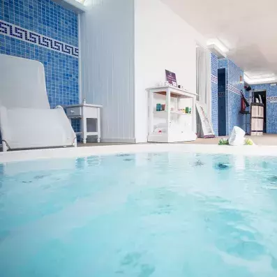 piscine intérieure avec transats et serviettes