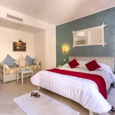 chambre standard lumineuse avec lit double 