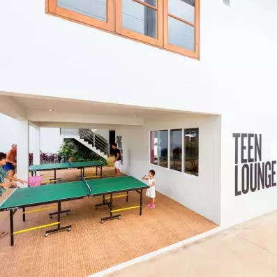 espace de jeux avec du tennis de table