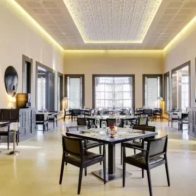 restaurant lumineux, table avec couverts et chaises en bois et cuire