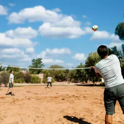 des personnes jouant au volley ball sur la plage de l'hôtel