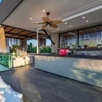 un snack bar extérieur sur la terrasse