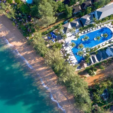 vue d'ensemble hôtel avec une piscine en bord de plage